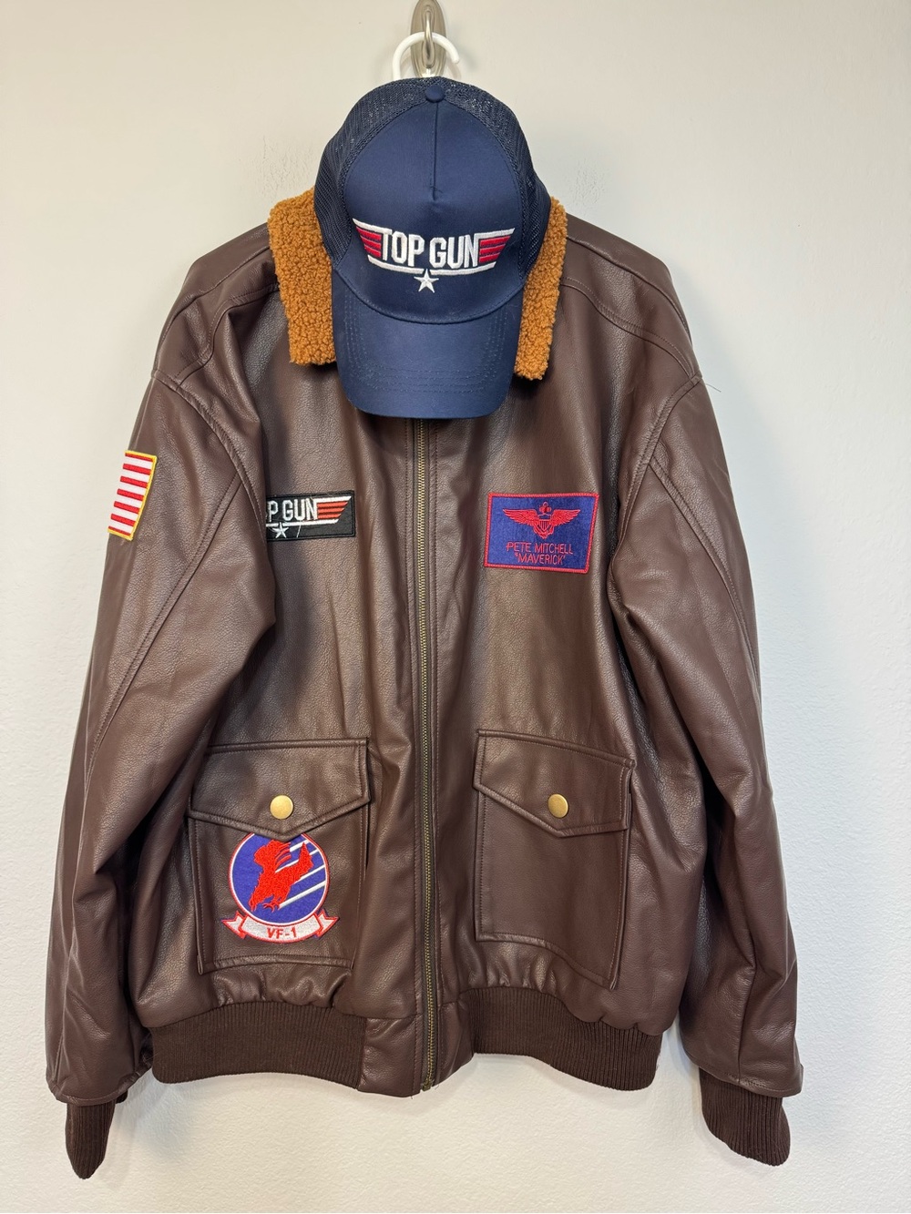 Spirit Halloween Top Gun Maverick Sherpa Collar Brown Jacket and Cap Large Men